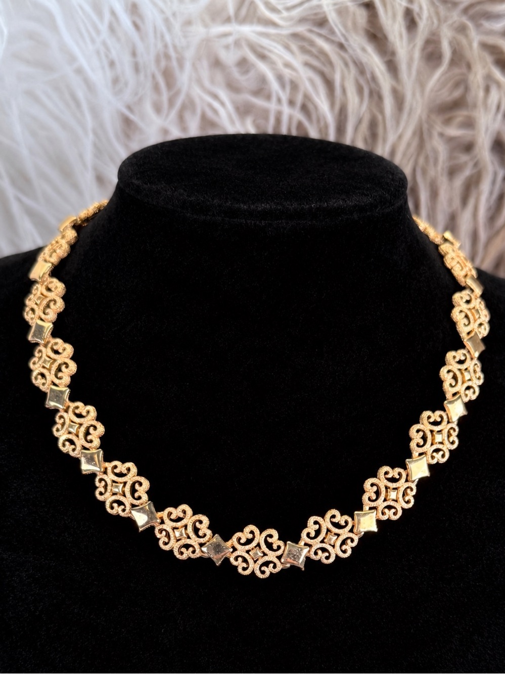 Vintage 1971 Avon Precious Pretenders Goldtone Filigree Necklace - Picture 4 of 10